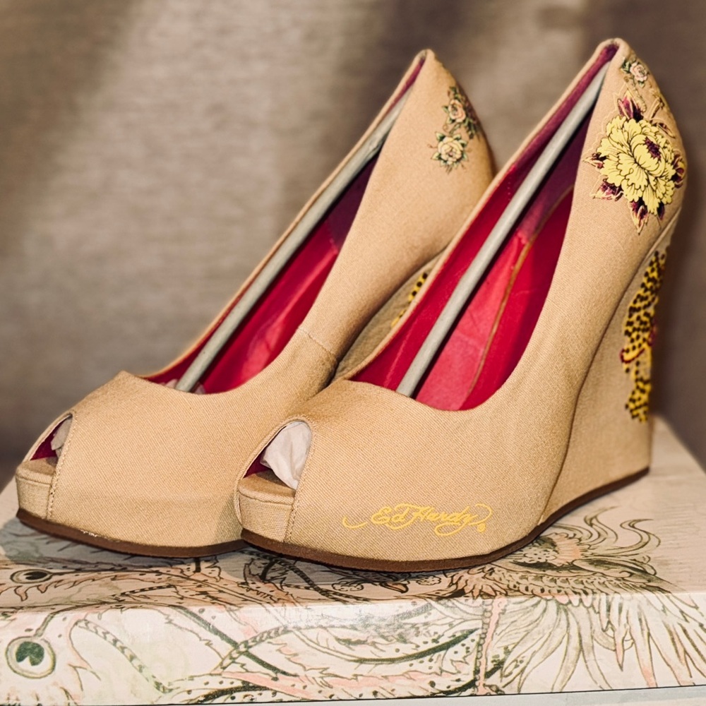 Ed Hardy Joyaus Beige Floral Wedge Heels Size 9 New